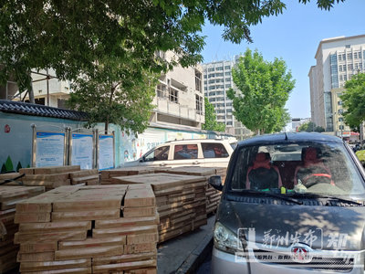 鄭州房地產開發亂象 人行道變身停車場料場，路口人車混行擁堵頻發